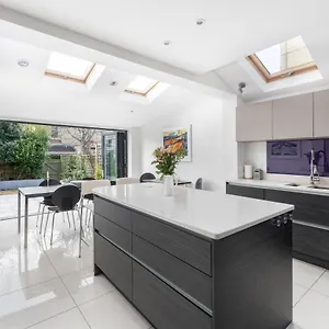  Holiday home Fabulous House - Only 10 Minutes Walk To Baths