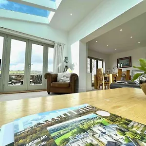  Holiday home The Gables - Spacious House, Picturesque Views & Free Parking