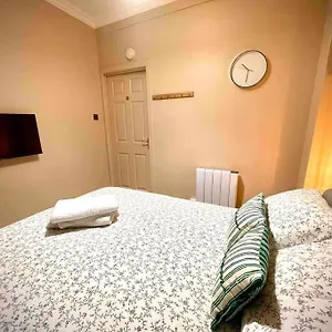  Apartment Newly Refurbished, With Permit Parking
