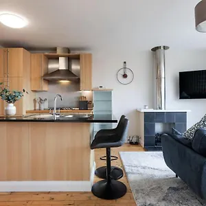  Apartment Modern Penthouse 2 Bed, 2 Bath Sleeps 6 Centre United Kingdom